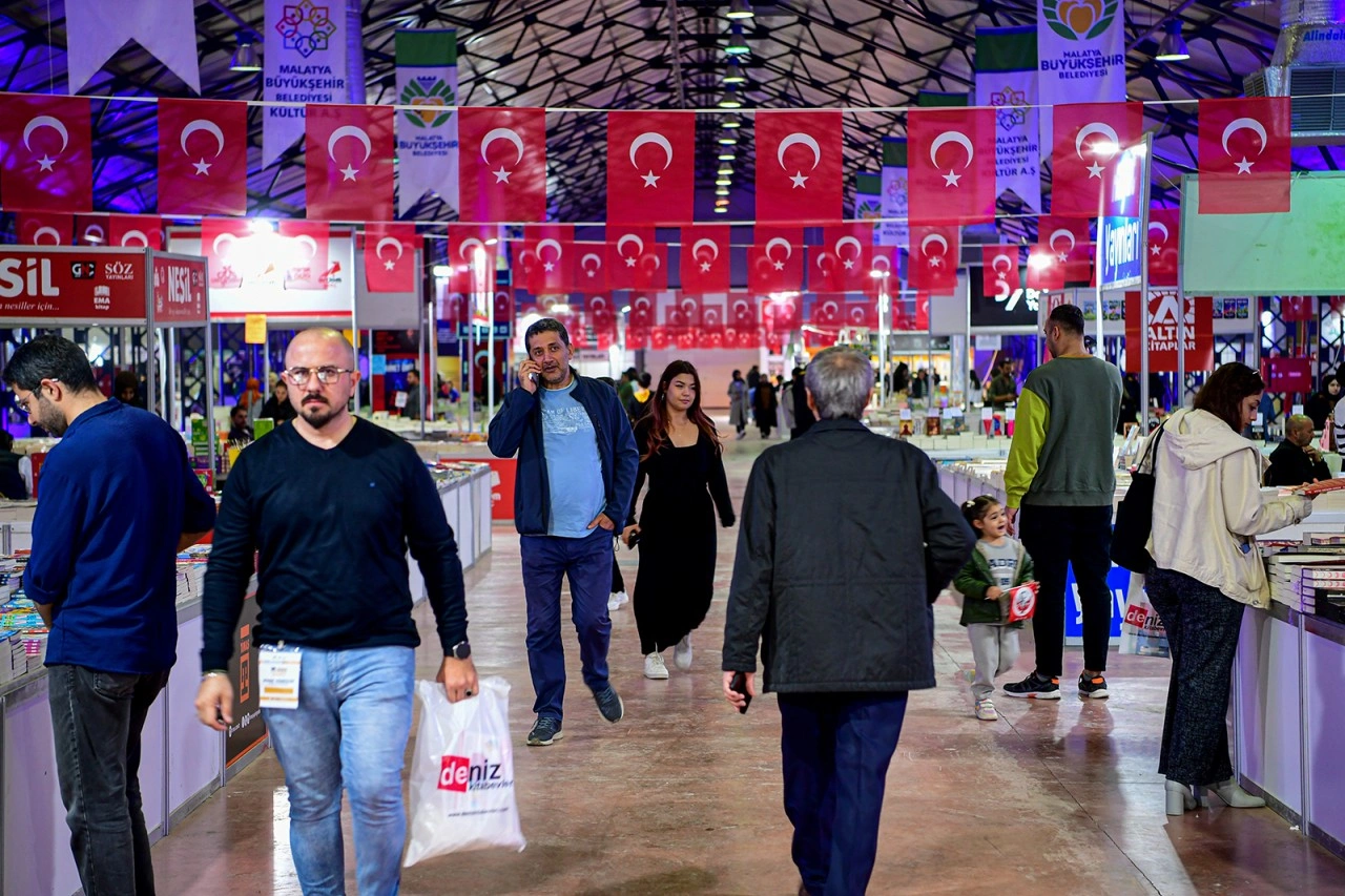 10. Malatya Anadolu Kitap ve Kültür Fuarı yoğun katılımla devam ediyor.