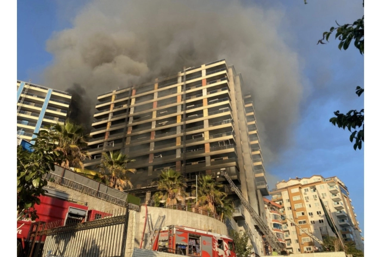 Antalya'da tadilat halindeki otelde yangın