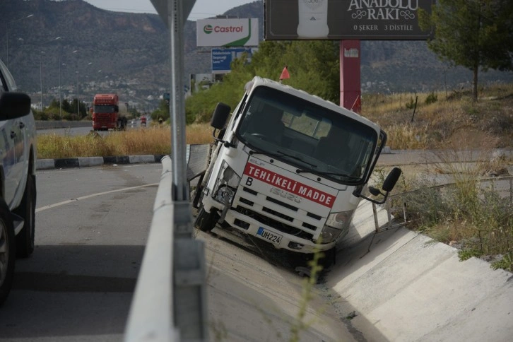 Girne-Lefkoşa anayolunda boş tüp yüklü kamyonet devrildi&#8230;Sürücü yaralandı
