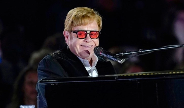 Görme sorunuyla mücadele ettiğini açıklayan Elton John: 'Mezar taşıma harika bir baba yazın&#03