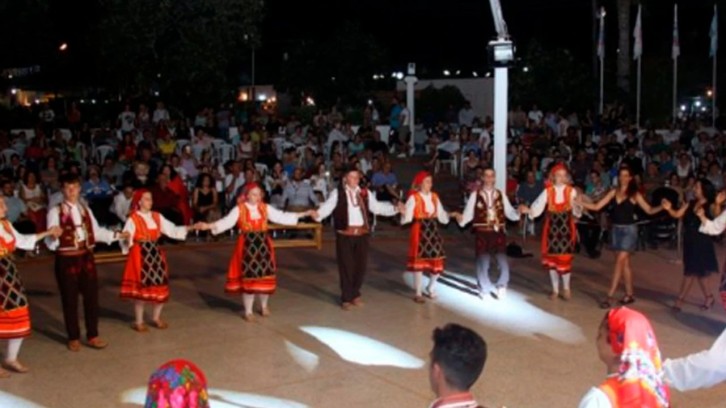 Halk Dansları ekipleri renkli gösterileriyle izleyicileri büyüledi