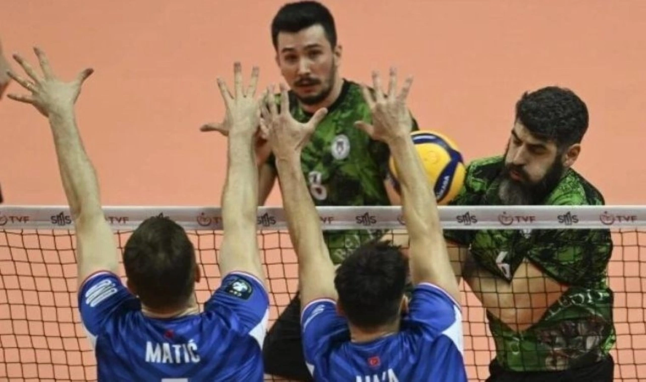 Halkbank, sahasında set vermeden galip