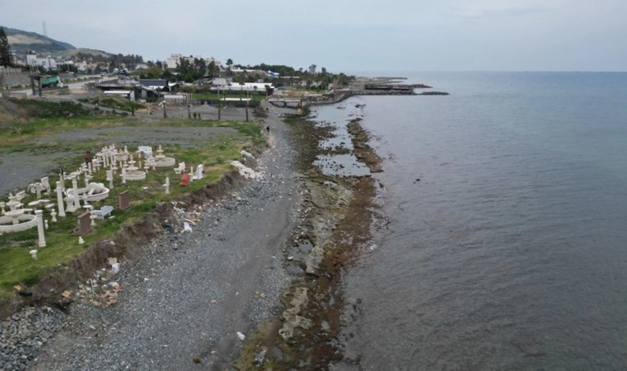 Hatay'da endişelendiren görüntü: Deniz 20 metre çekildi