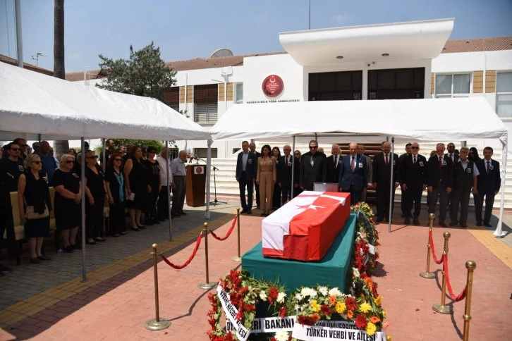 Hayatını kaybeden eski milletvekili Ergün Vehbi için Cumhuriyet Meclisi bahçesinde tören düzenlendi