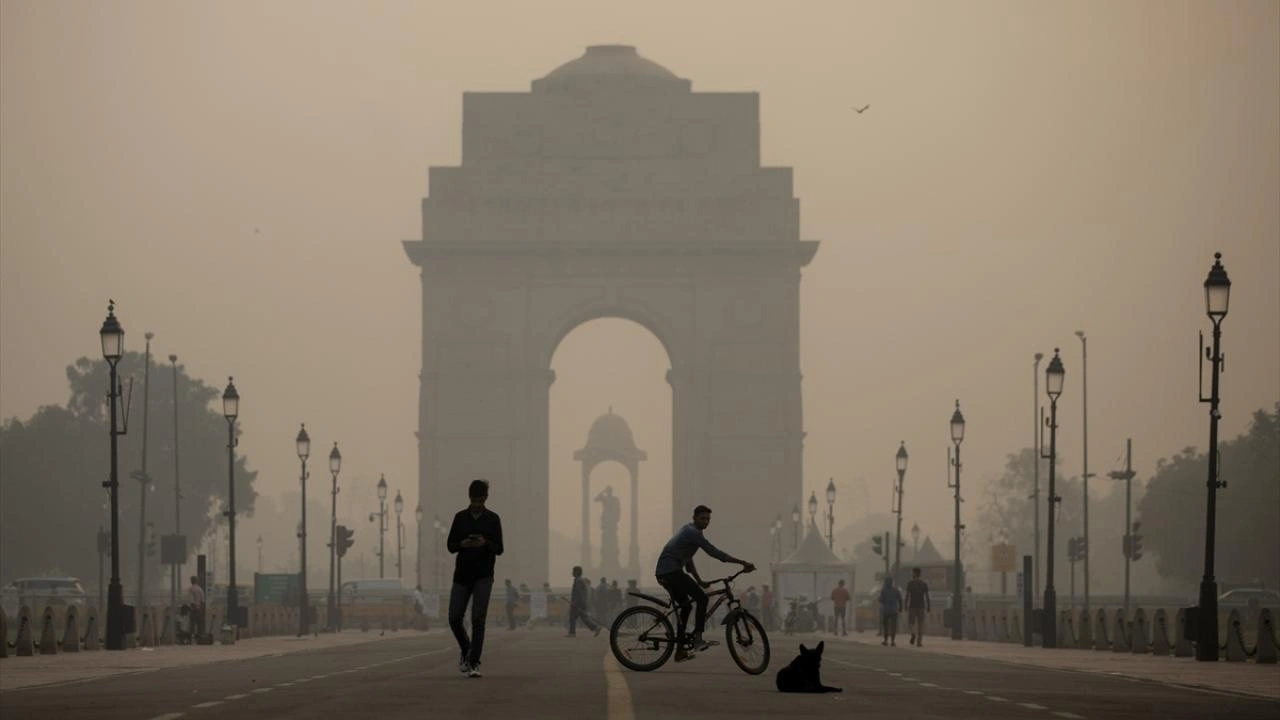 Hindistan'ın başkenti Delhi, sınırın 50 kat üzerinde zehirli dumanla mücadele ediyor