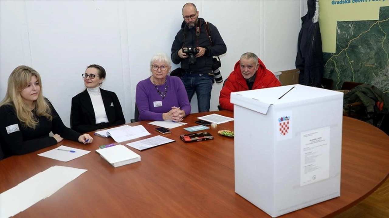 Hırvatistan'da halk cumhurbaşkanı seçiminin ikinci turu için sandık başında