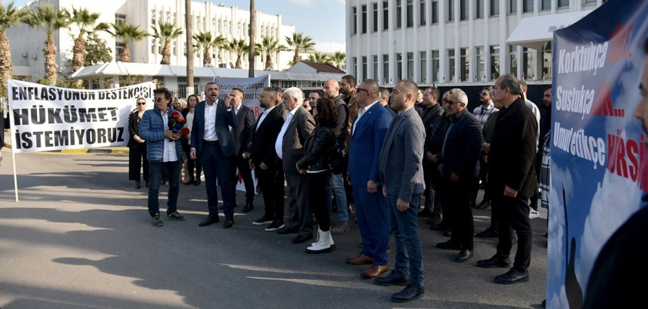 Hür-İş Başbakanlık önünde protesto eylemi yaptı: “Cuma akşamı Lefkoşa’da yürüyüş düzenlenecek”