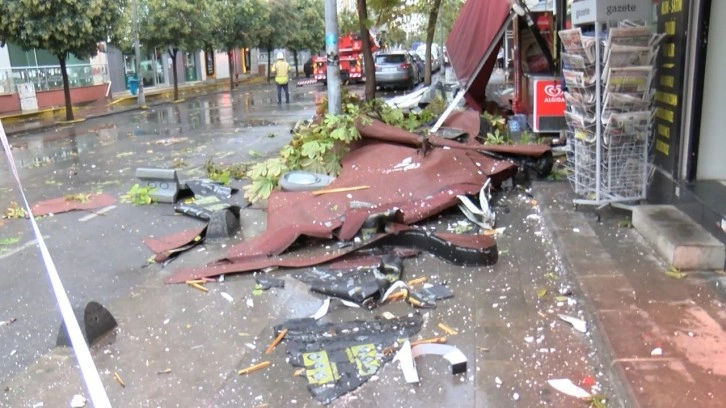 İstanbul'da şiddetli rüzgar az daha can alıyordu! Yürürken çatıdan kopan parça başına düştü