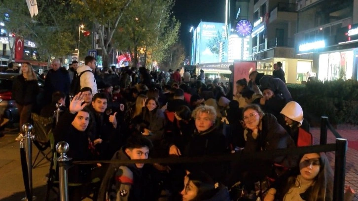 Kadıköy'de bir kozmetik mağazasının açılışı için yüzlerce kişi kuyruğa girdi