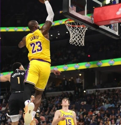 Lakers, LeBron’la coştu
