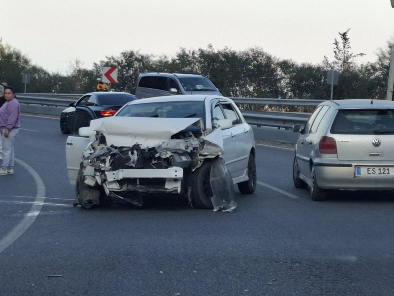 Lefkoşa Girne ana yolunda kaza…Araç sürücüsü bariyerlere çarptı