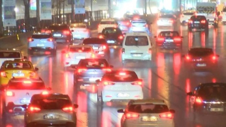 Meteoroloji uyarmıştı. İstanbul'da yağış ulaşımı olumsuz etkiledi
