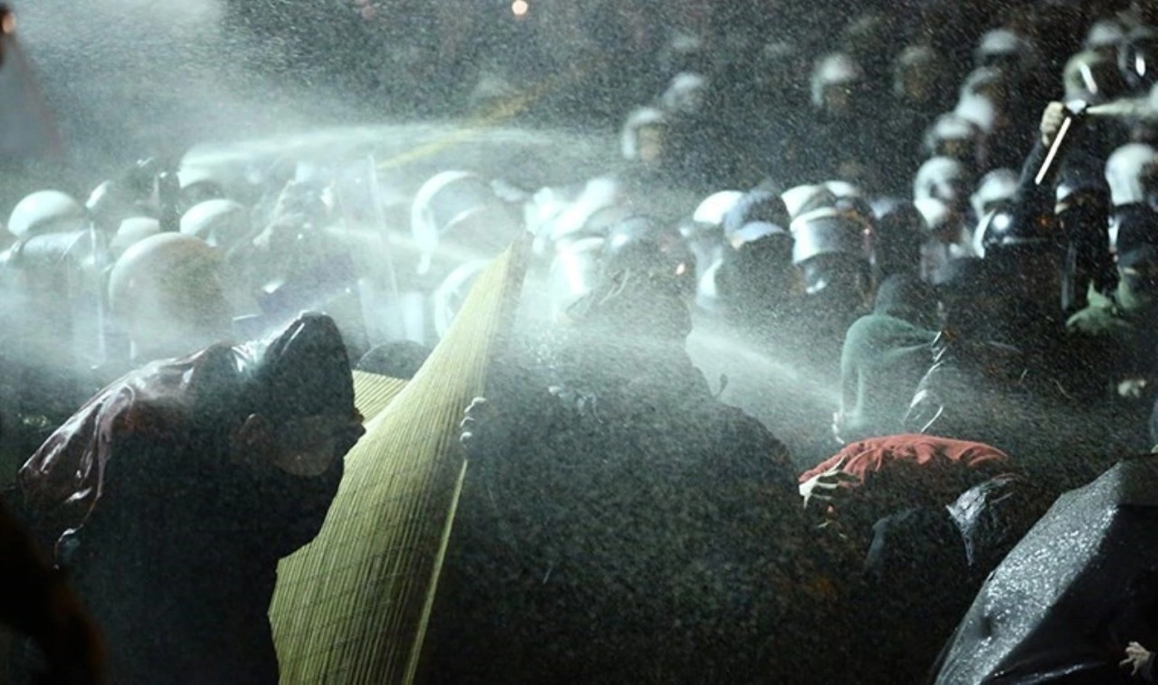 Saraçhane'ye biber gazlı müdahale: 'Bizi buradan çıkartamazlar'