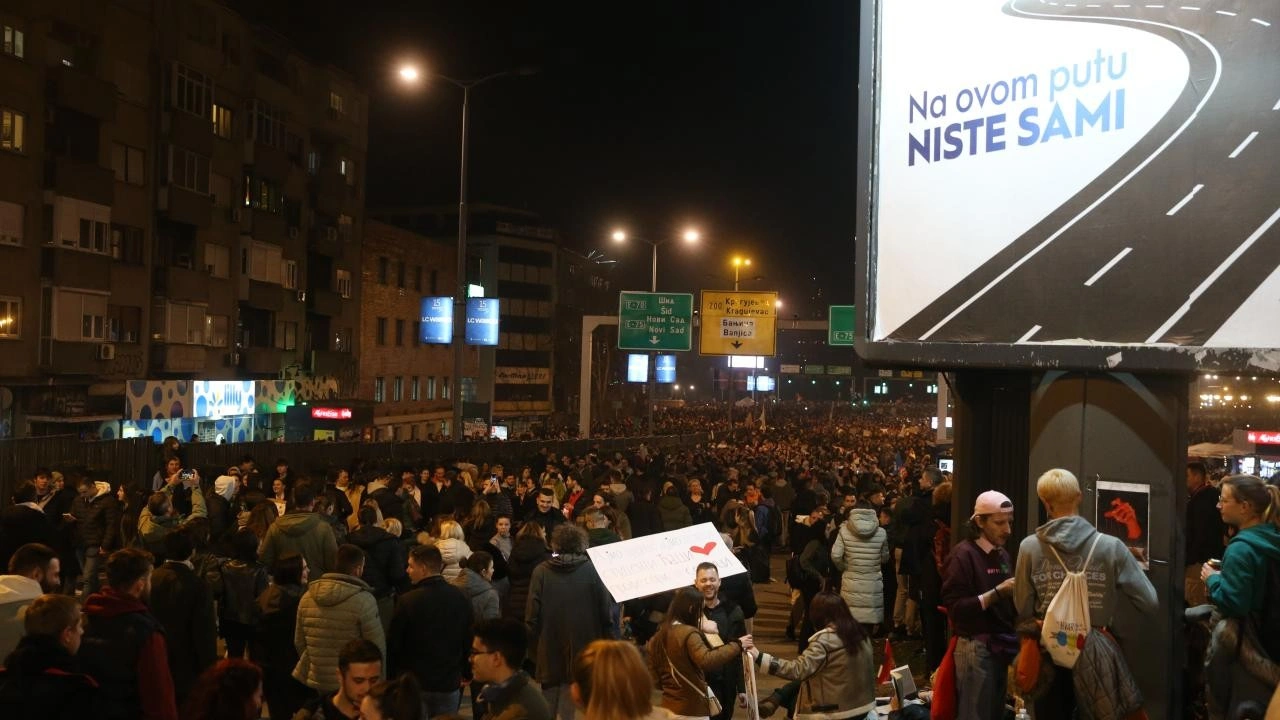 Sırbistan'da öğrencilerin yol kapatma eylemi sürüyor