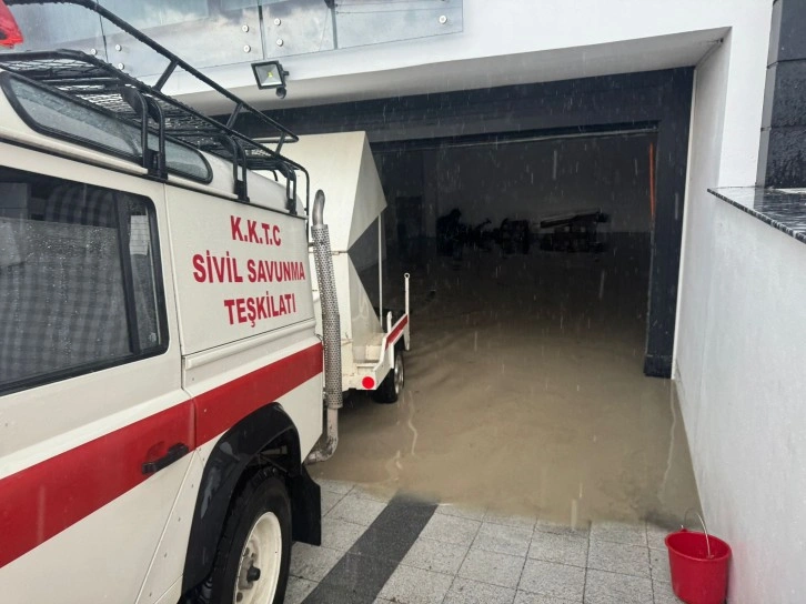 Su taşkınlarına Sivil Savunma ekipleri de müdahale ediyor