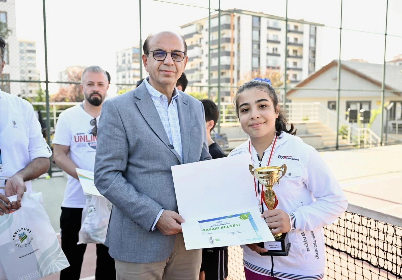 Tenis Tutkunları, Yeşilyurt Belediyesi Tenis Turnuvası’nda Hünerlerini Sergiledi 