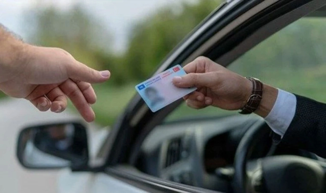 Trafikte saldırı amacıyla aracından inenlerin ehliyetine el konulacak!