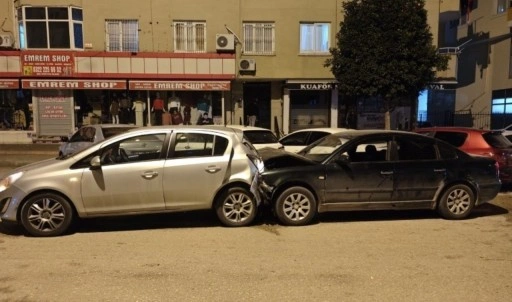 Adana'da otomobil, park halindeki 5 araca çarptı: 1'i ağır 3 yaralı!