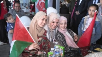 Bakan Göktaş İstanbul'a getirilen Filistinlileri ziyaret etti