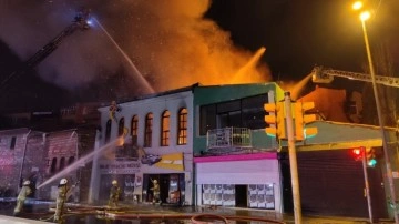 Balat'taki oyuncak müzesi alev alev yandı