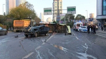 Beşiktaş'ta otomobil minibüse çarptı: 4 yaralı