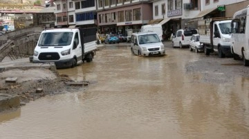 Bitlis'te sağanak sele neden oldu; mahsur kalanlar kurtarıldı