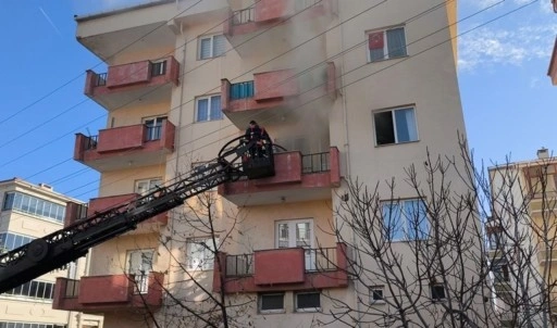 Çakmakla oynayan çocuk yangın çıkardı: 2 kişi dumandan etkilendi