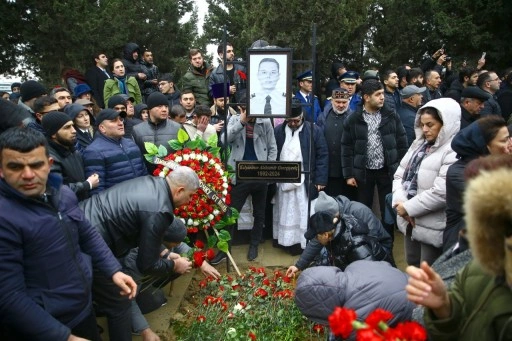 Düşürülen Azerbaycan uçağında yaşamını yitiren mürettebat törenle defnedildi