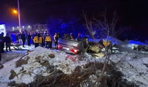 Düzce'de buz tutan yolda otomobil takla attı: 2 yaralı!