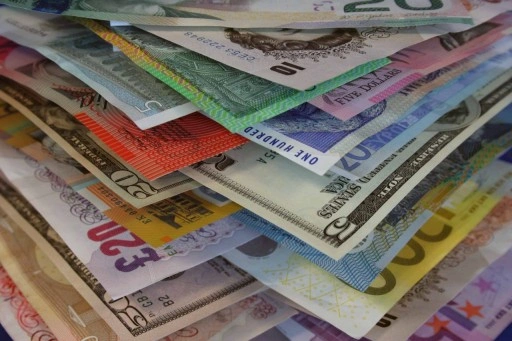 Euro 38,32, sterlin 46,38 dolar ise 36,58 liradan işlem görüyor.