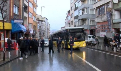 İETT otobüsü çöken yolda kaldı: Araç kuyrukları oluştu!