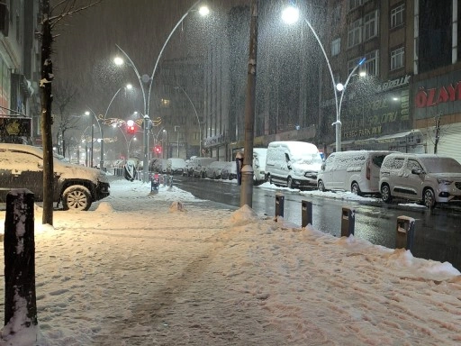 İstanbul'da kar yağışı aralıklarla sürüyor