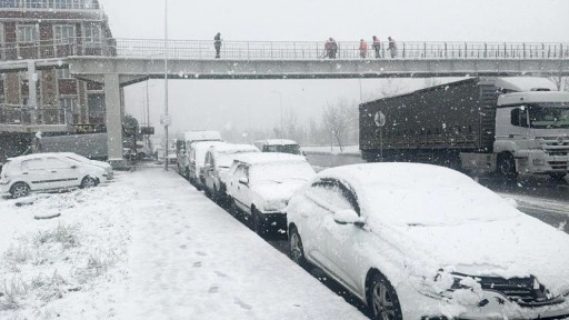 İstanbul’da kar yağışı..İptal edilen uçak seferlerinde artışa gidildi