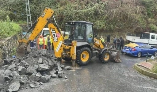 İstanbul’da sağanak: Sarıyer’de istinat duvarı yıkıldı