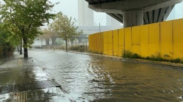 İzmir'de sağanak! Cadde ve sokaklar göle döndü!