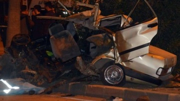 Kontrolden çıkan otomobil refüjdeki ağaçlara çarptı: 3 ölü, 2 yaralı!