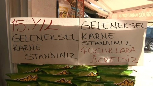 Market sahibi  İbrahim Kaptan karne alan çocukları bu yıl da unutmadı