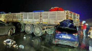 Otomobil TIR’ın dorsesine çarptı. Gaziantep'teki feci kazada bir ölü üç yaralı var
