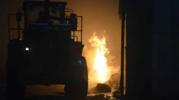 Sakarya'da kimyasal atıkların bulunduğu geri dönüşüm tesisinde patlama. Yangın çıktı