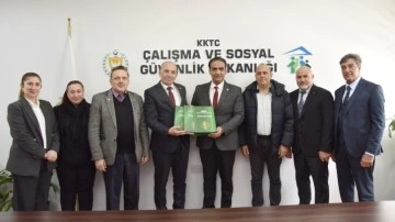 Şehit Aileleri Derneği, “Şehitler Ölmez” albümünü Çalışma Bakanı Sadık Gardiyanoğlu’na takdim etti