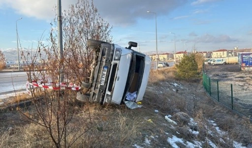 Sivas'ta su yüklü minibüs yan yattı: Sürücü yaralandı