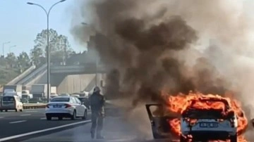 TEM Otoyolu'nda otomobil alev alev yandı