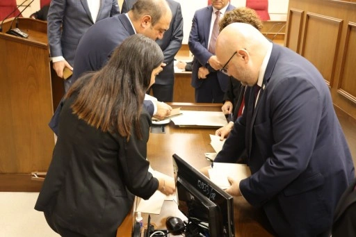 Töre, üçüncü turda da salt çoğunluğa ulaşamadı&#8230; Meclis başkanlığında dördüncü tura geçildi…