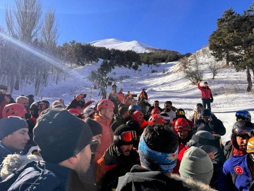 Türkiye Sağlık Bakanlığı, hayatını kaybettiği açıklanan sporcunun yoğun bakımda olduğunu duyurdu