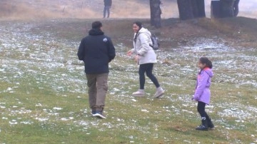 Uludağ'a mevsimin ilk karı yağdı! Tatilciler gelmeye başladı